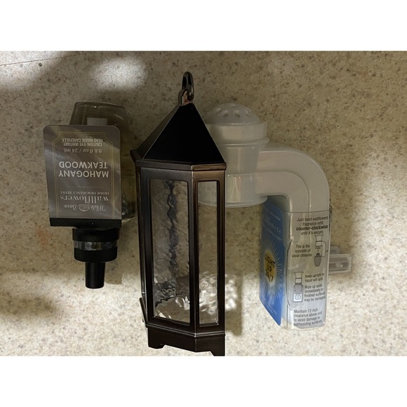 Bath and body works plug with white barn scent - Picture 1 of 1